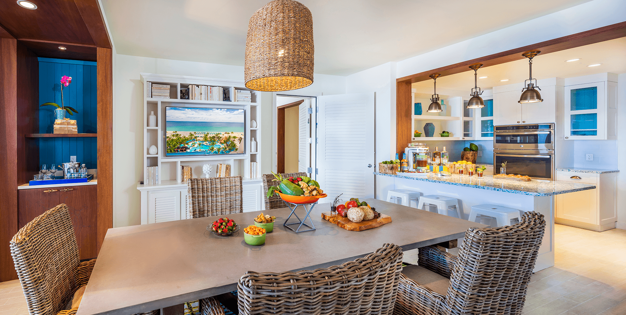 Banana Republic Suite dining